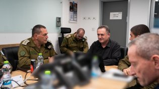 אחרי התקיפה האמריקנית: ישראל עושה "חישוב מחדש" באשר למטרותיה באיראן