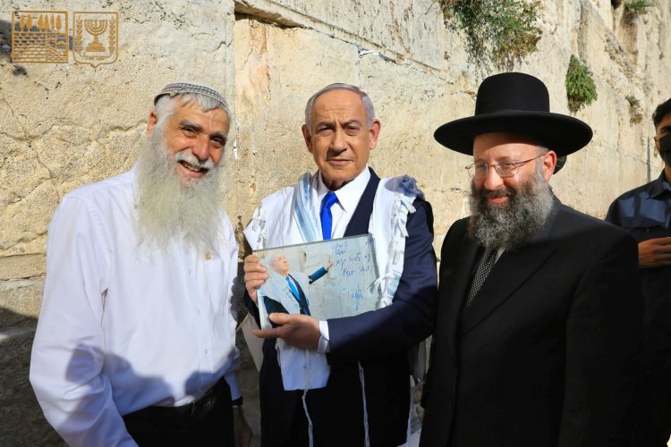 רה''מ נתניהו הגיע לכותל, להודות להקב''ה על הניסים הגלויים