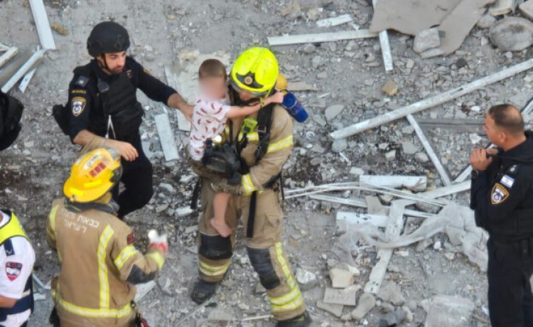 ילד מחולץ הבוקר מזירת הפגיעה הישירה בבאר שבע  (צילום: שימוש לפי סעיף 27א' לחוק זכויות יוצרים)