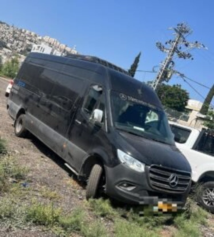 המיניבוס שנעצר (צילום: דוברות המשטרה) המיניבוס שנעצר (צילום: דוברות המשטרה)