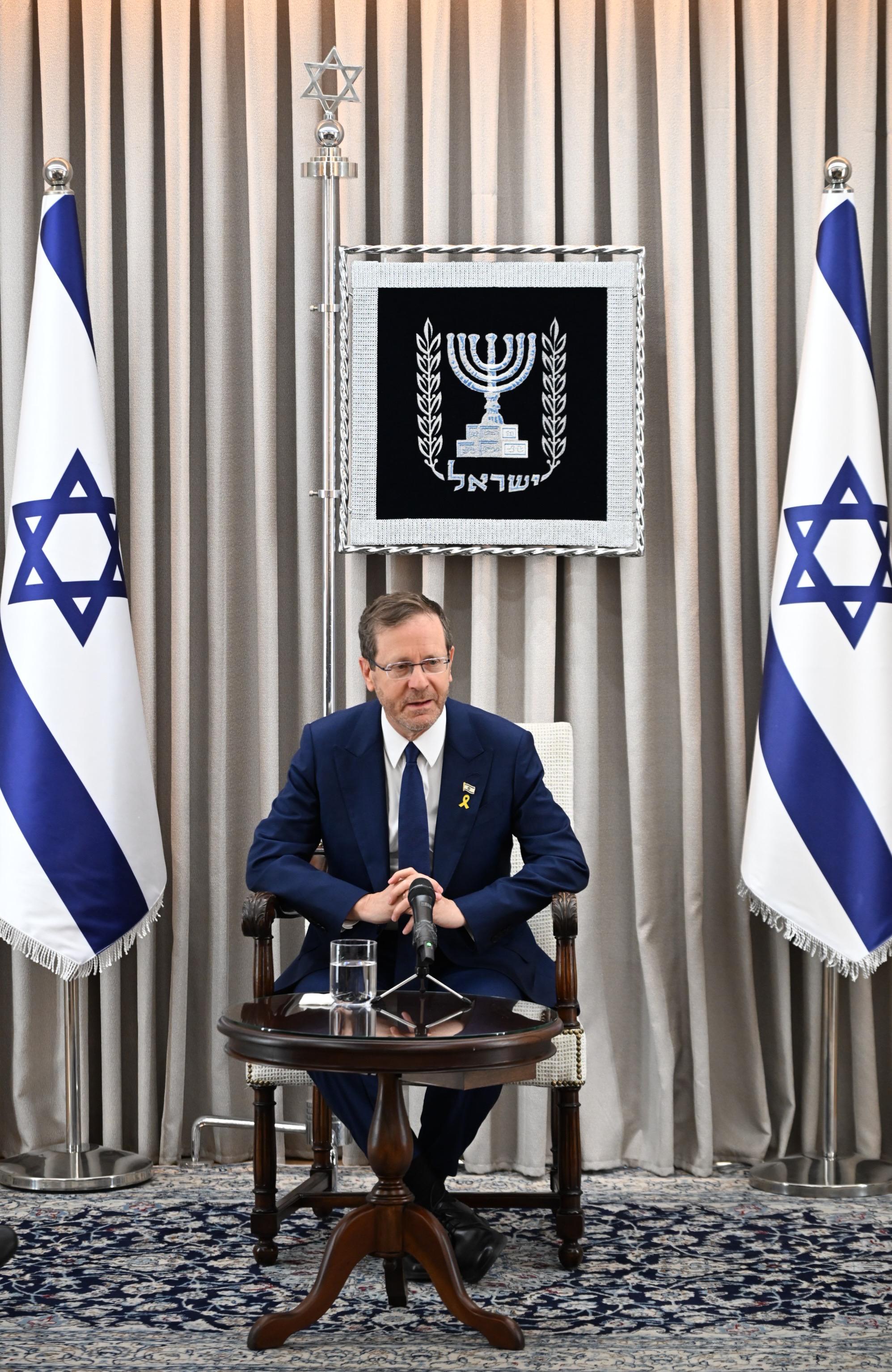 נשיא המדינה לנבחרת הדיפלומטים: "החזרת החטופים - הדבר החשוב ביותר" נשיא המדינה לנבחרת הדיפלומטים: "החזרת החטופים - הדבר החשוב ביותר"