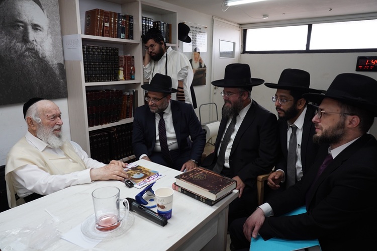 הגאון הגדול הרב יצחק זילברשטיין שליט״א