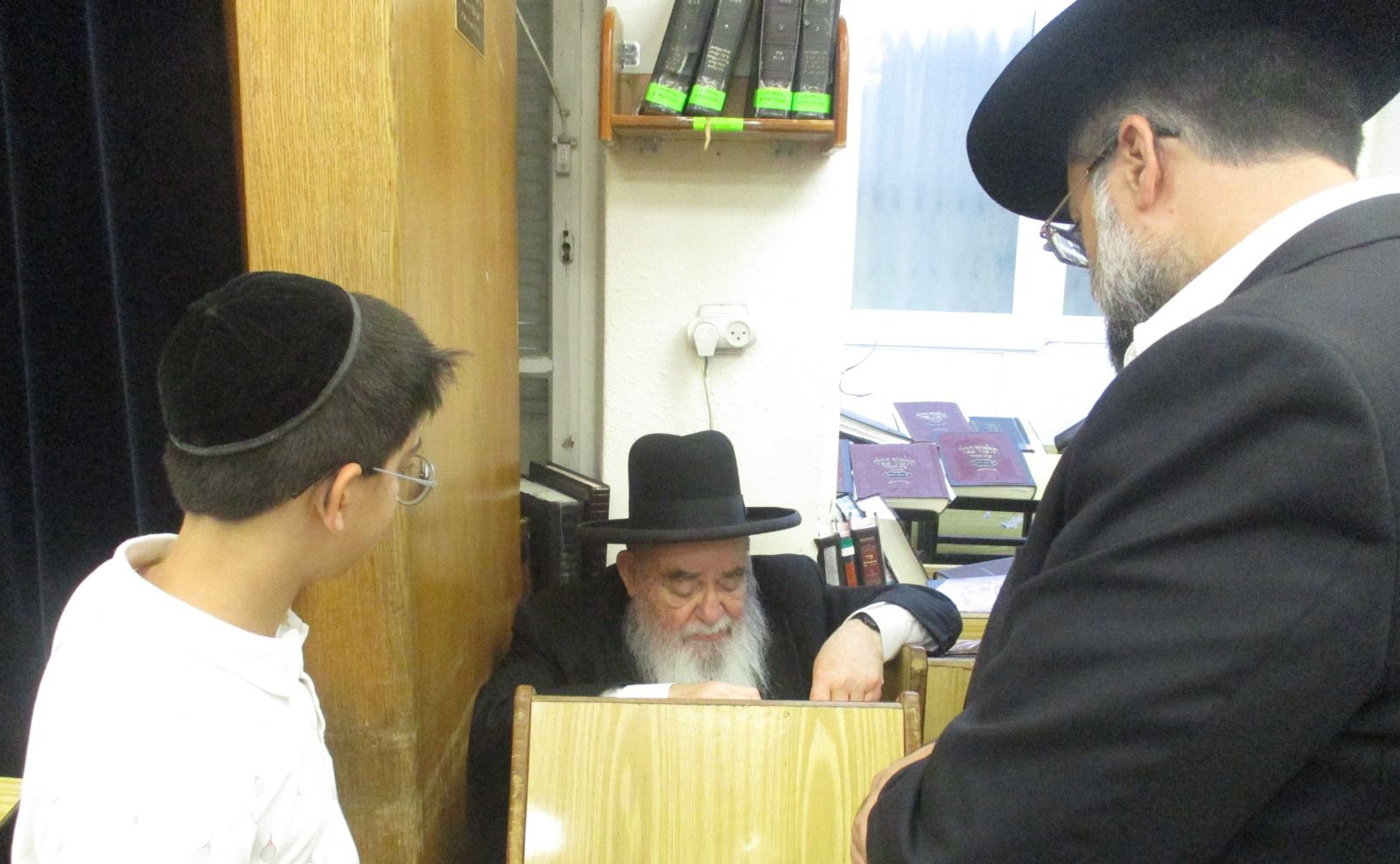 מעמד הכתרת הגאון הגדול הגר"י משדי שליט"א לרב קהילת "היכל השם" פרדס כץ (צילום: נועם אליהו)