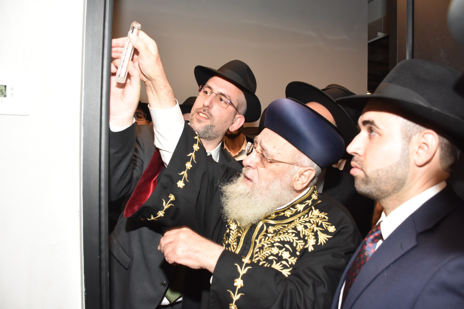 מרן הראש"ל רבי יצחק יוסף שליט"א במשאו מרן הראש"ל רבי יצחק יוסף שליט"א במשאו