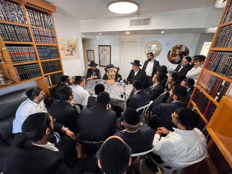 מרן הרב יצחק יוסף בשיחת חיזוק מיוחד לאברכי כולל 'פתח הדביר' (קרדיט: נועם אליהו)