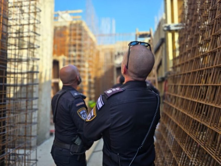 תלוי בין שמיים לארץ: חילוץ דרמטי של נער מראש מנוף בירושלים (צילום: דוברות המשטרה)