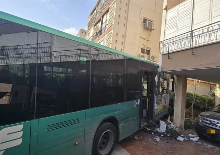 תאונה לא שגרתית בחולון: אוטובוס התנגש בבניין זירת התאונה בחולון. (צילום: איחוד הצלה)