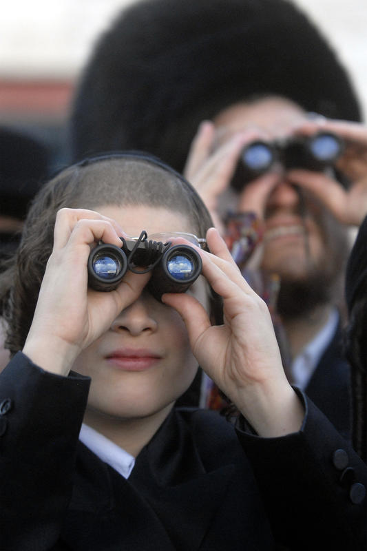ילד צופה באדמו"ר מגור בעת שמחת נישואי נכדו (צילום: Ouria Tadmor/FLASH90)