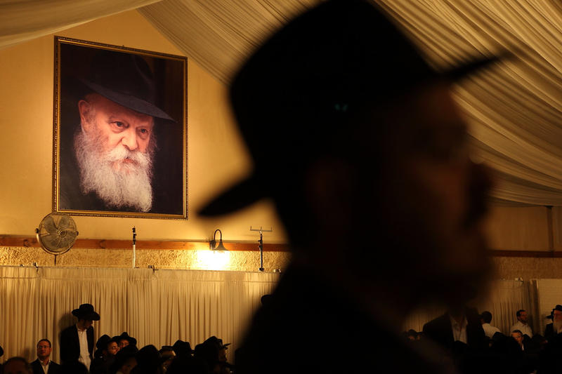 תמונת הרבי מליובאוויטש באולם בכפר חב"ד (צילום: Yaakov Naumi/Flash90)
