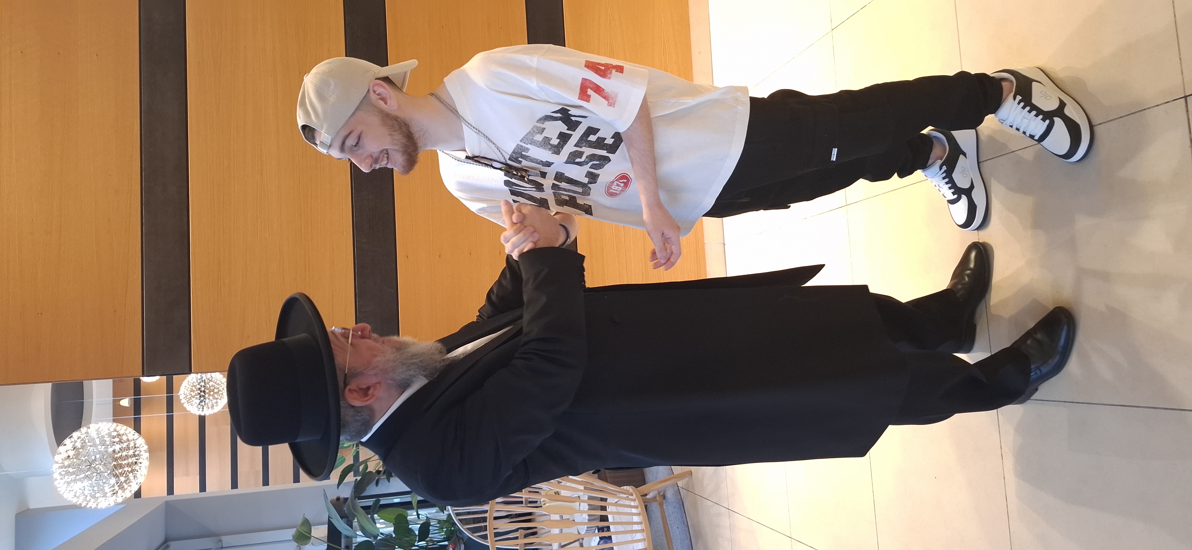 הרב יצחק דיין יחד עם בר אברהם קופרשטיין (באדיבות המצלם)