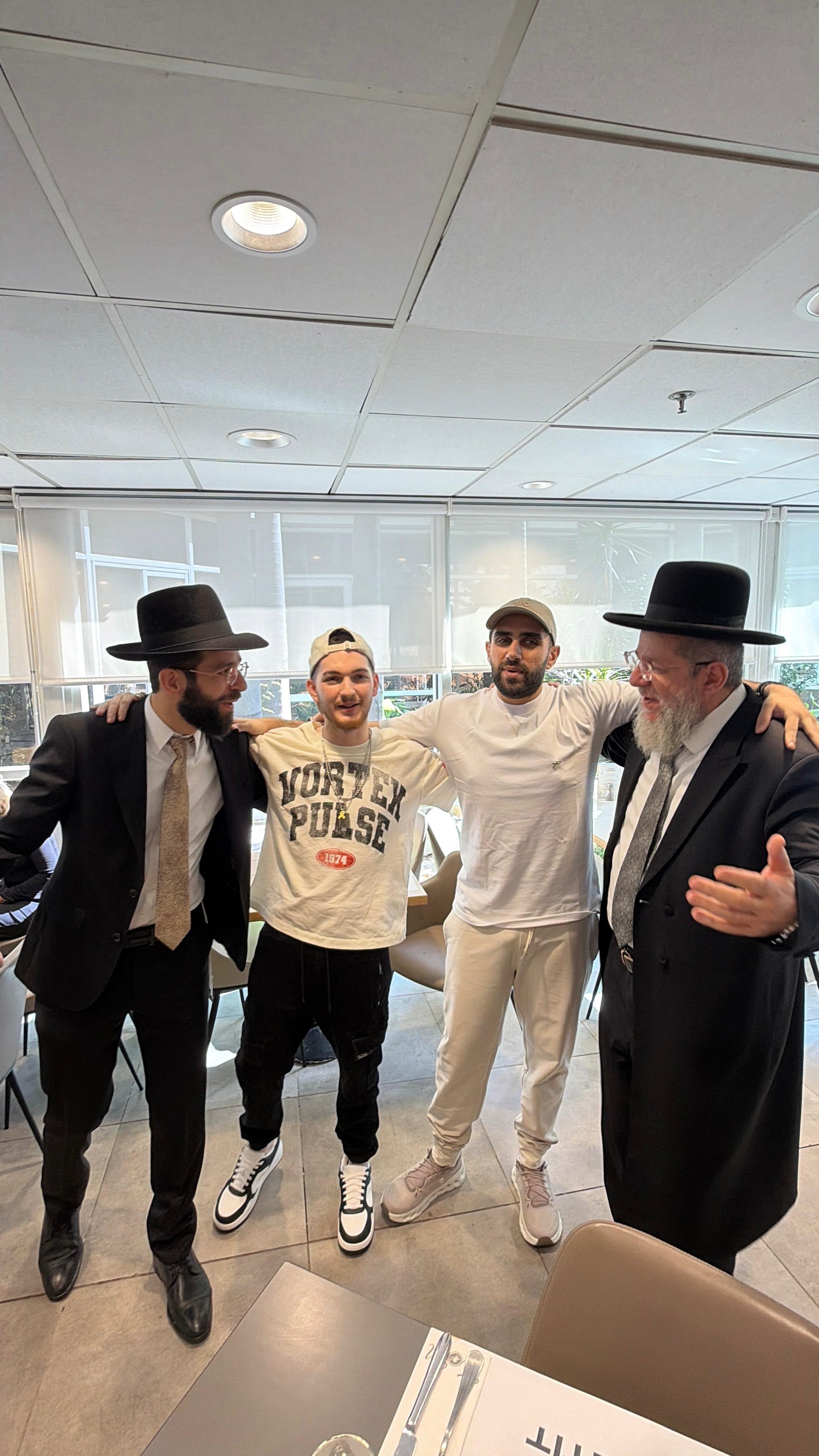 הרב יצחק דיין בריקוד משותף עם שגב כלפון ובר אברהם קופרשטיין (באדיבות המצלם)