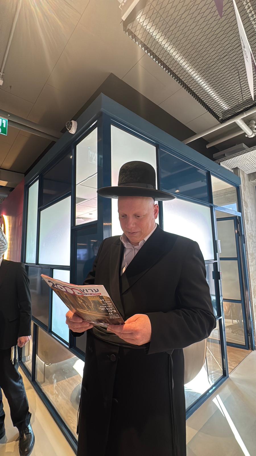 הרב ליאור גלזר נפגש עם הנהלת ערוץ 2000 (צילום: נועם אליהו)