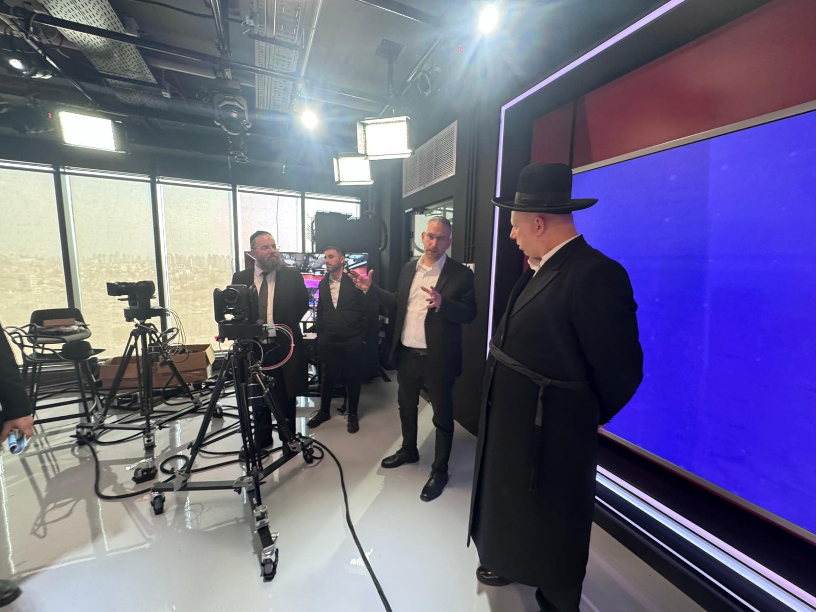 הרב ליאור גלזר נפגש עם הנהלת ערוץ 2000 (צילום: נועם אליהו)