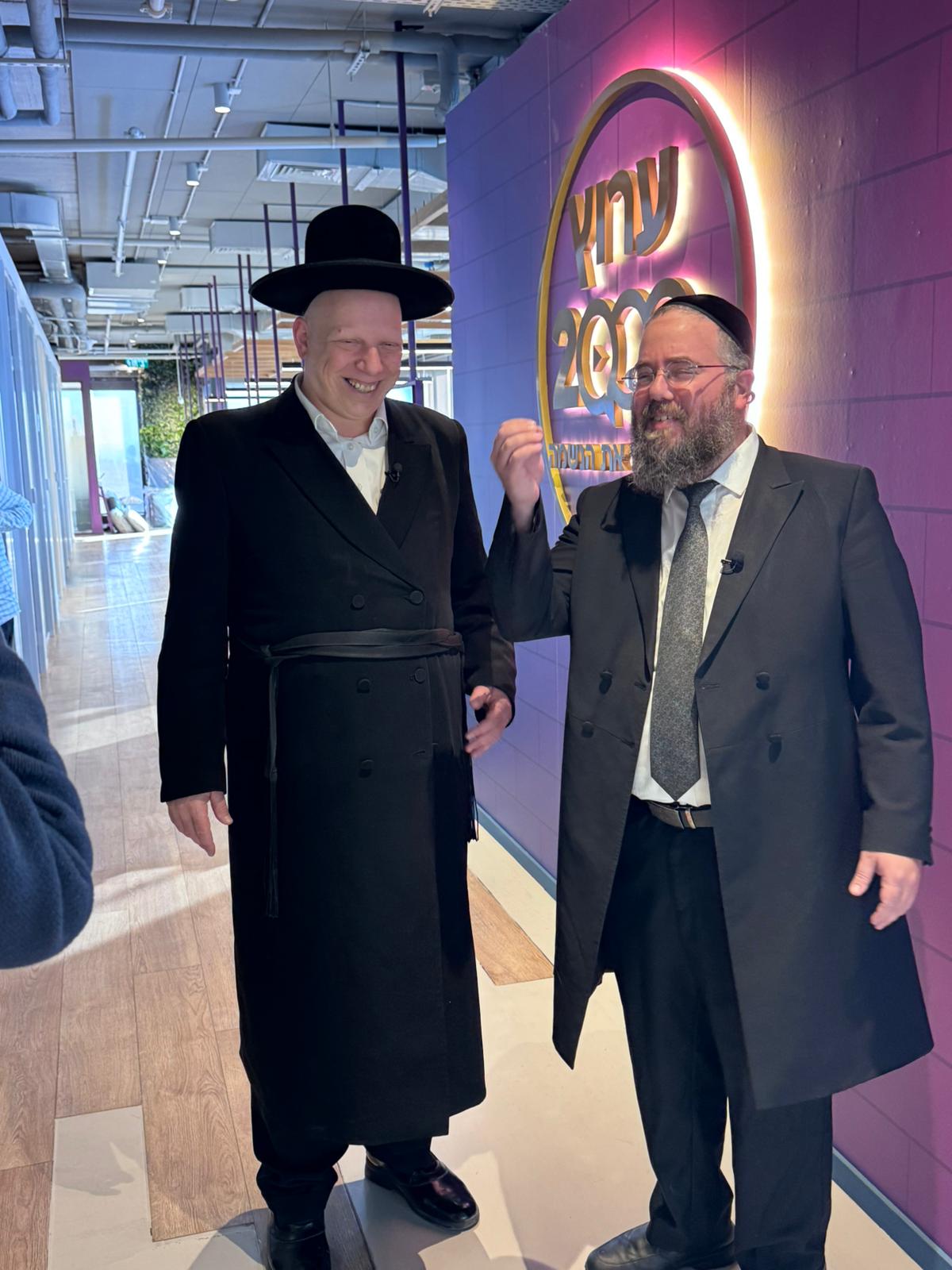 הרב ליאור גלזר נפגש עם הנהלת ערוץ 2000 (צילום: נועם אליהו)