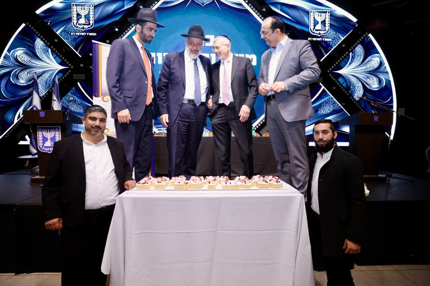 העוגה המיוחדת שהוענקה לרב אריה דרעי (צילום: יעקב כהן)