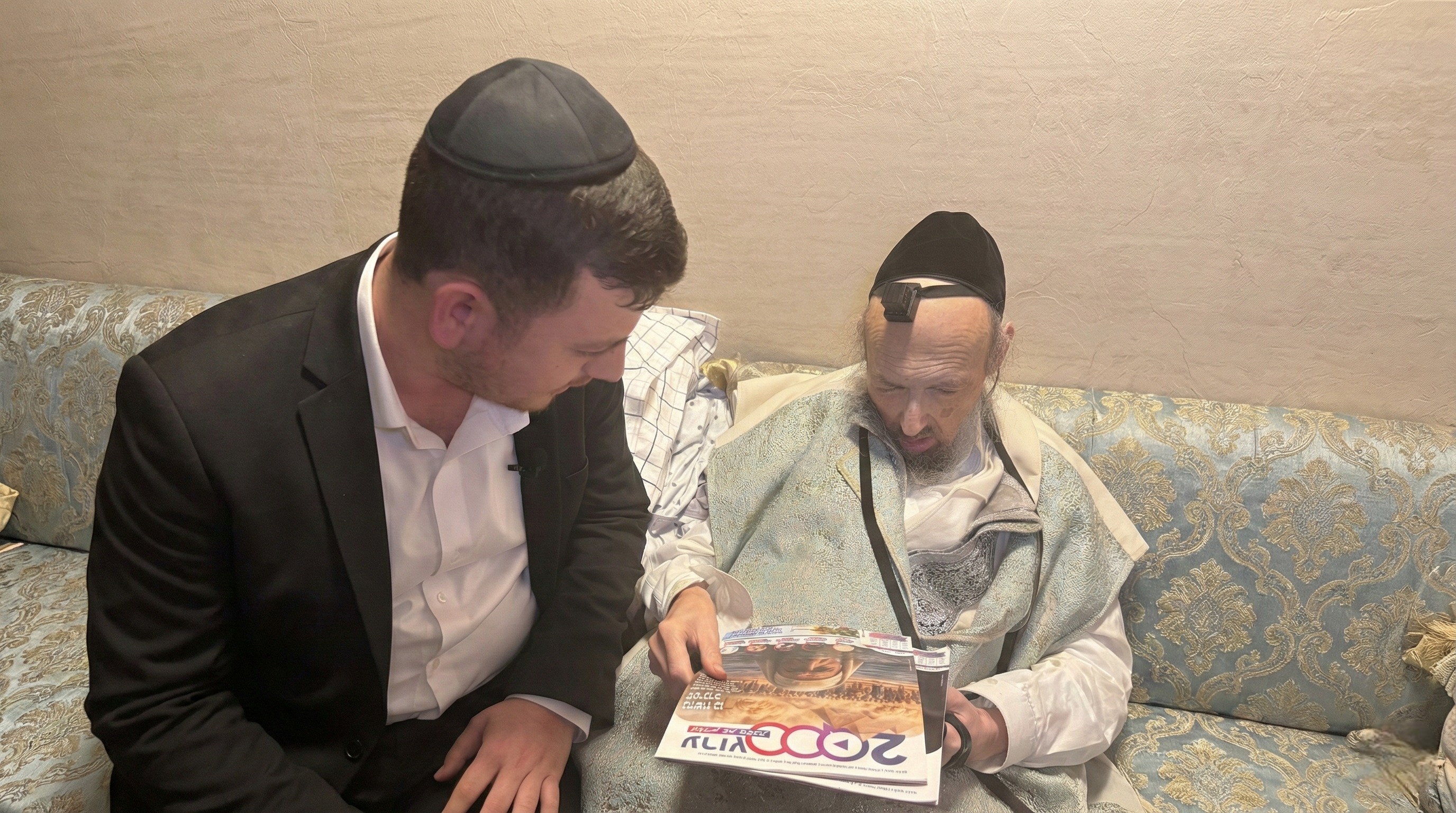 הרב דב קוק מעיין במגזין 'מאירים את השבת' מבית ערוץ 2000 (ערוץ 2000)