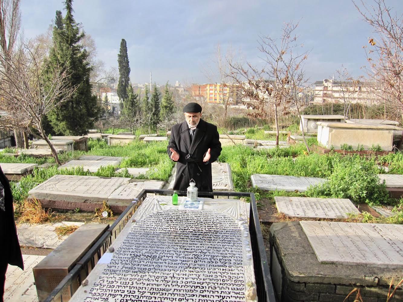 הרב שלמה זביחי מעתיר על ציונו של רבי חיים פלאג'י זי"ע