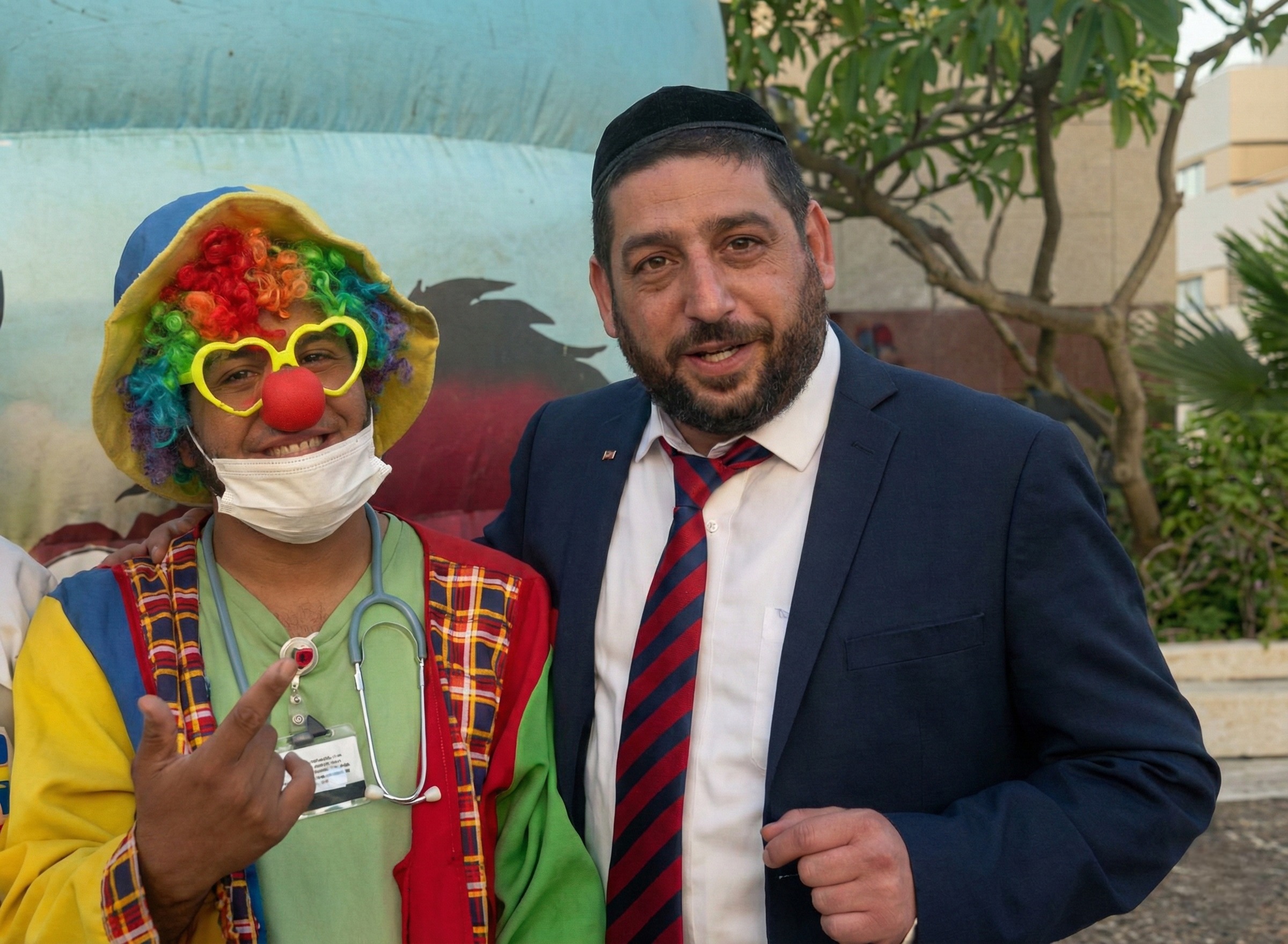 הליצן אור חיים עוזרי עם הרב ארז קדוסי