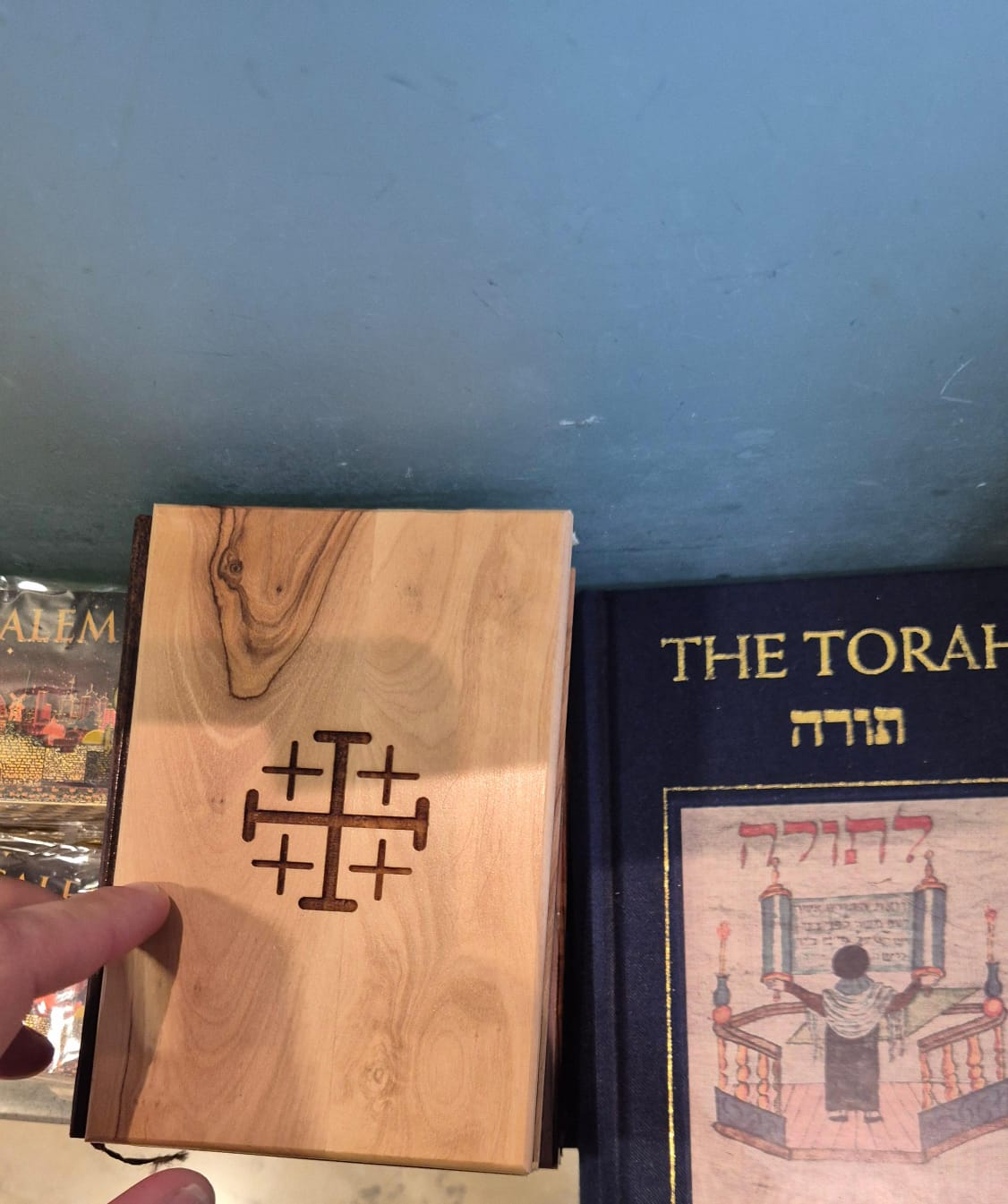 "זעזוע": ספרים נוצריים נצפו בתוך חנות במתחם מוזיאון 'יד ושם' הספרים הנוצריים