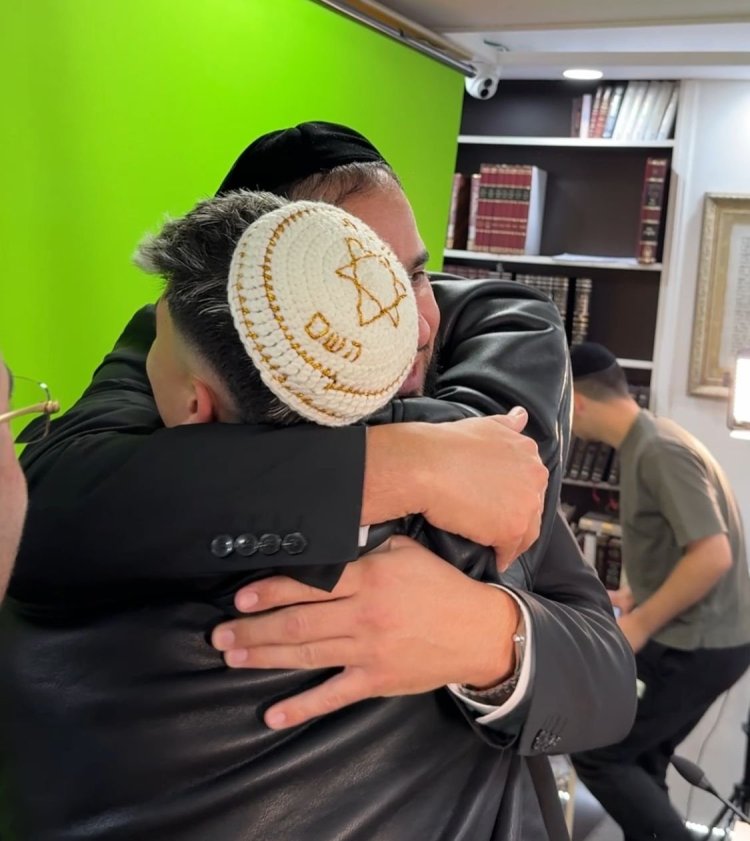 הלוחם אהבת השם גורדון בערב הודיה לקב"ה מול מאות צעירים (צילום: מרכז התחברות) הלוחם אהבת השם גורדון בערב הודיה לקב"ה מול מאות צעירים (צילום: מרכז התחברות)