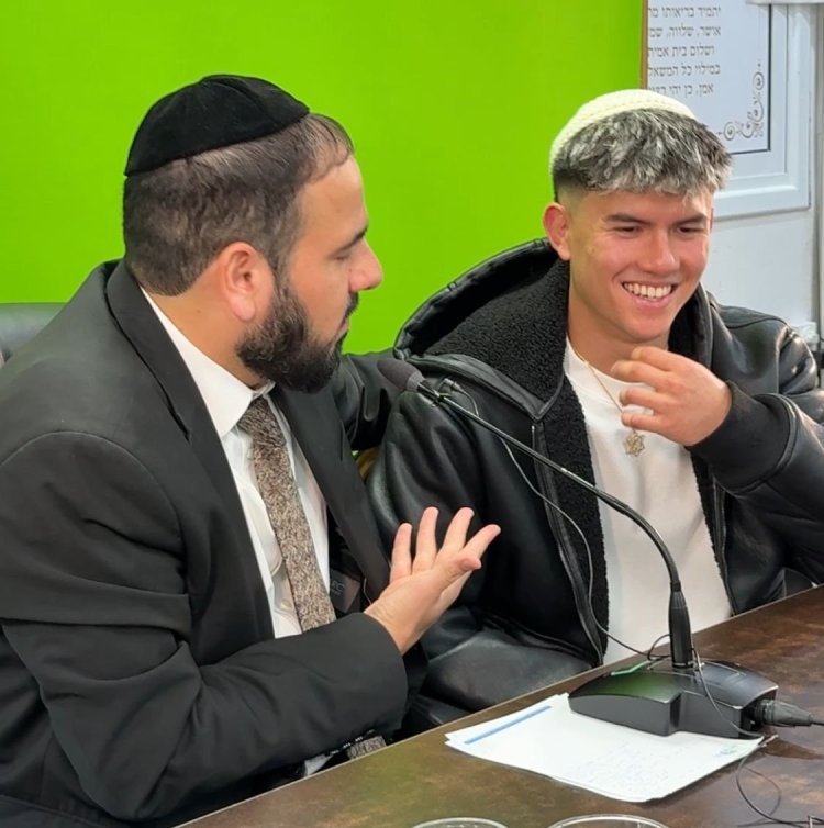 הלוחם אהבת השם גורדון בערב הודיה לקב"ה מול מאות צעירים (צילום: מרכז התחברות) הלוחם אהבת השם גורדון בערב הודיה לקב"ה מול מאות צעירים (צילום: מרכז התחברות)