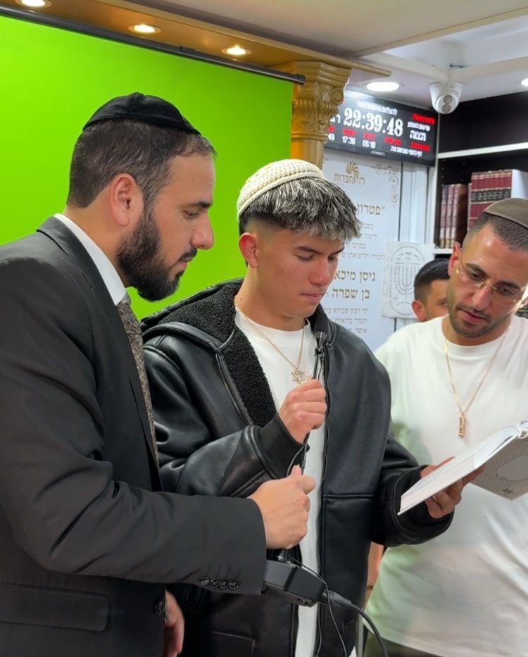 הלוחם אהבת השם גורדון בערב הודיה לקב"ה מול מאות צעירים (צילום: מרכז התחברות) הלוחם אהבת השם גורדון בערב הודיה לקב"ה מול מאות צעירים (צילום: מרכז התחברות)