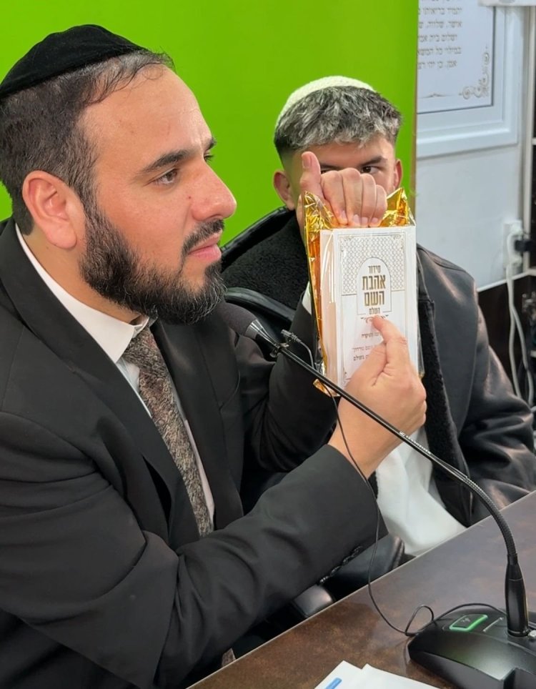 הלוחם אהבת השם גורדון בערב הודיה לקב"ה מול מאות צעירים (צילום: מרכז התחברות) הלוחם אהבת השם גורדון בערב הודיה לקב"ה מול מאות צעירים (צילום: מרכז התחברות)