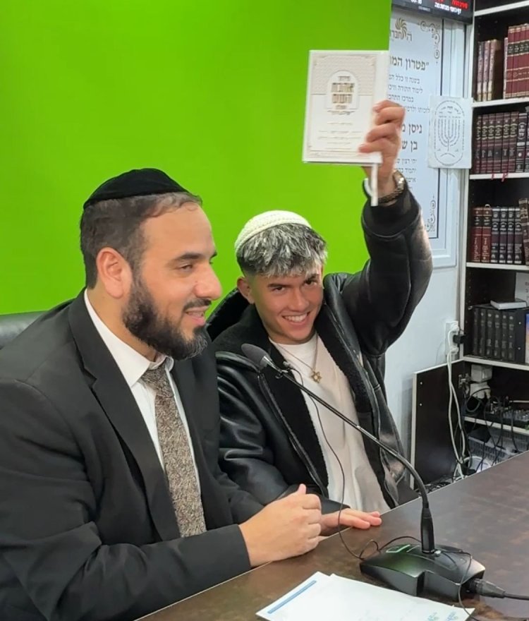 הלוחם אהבת השם גורדון בערב הודיה לקב"ה מול מאות צעירים (צילום: מרכז התחברות) הלוחם אהבת השם גורדון בערב הודיה לקב"ה מול מאות צעירים (צילום: מרכז התחברות)