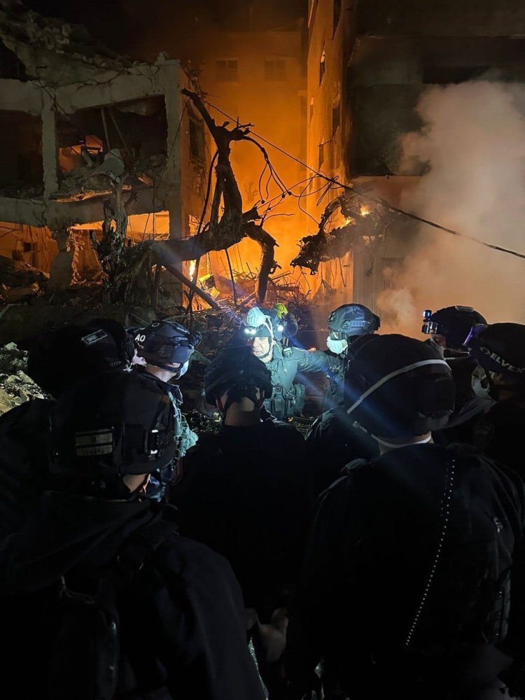 זירת הנפילה בתל אביב (צילום: פיקוד העורף)