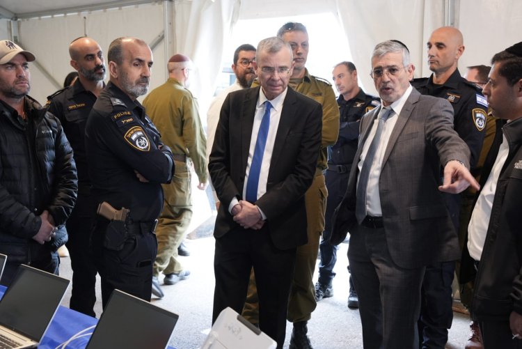 השר לשירותי בסיור בתחנה לריכוז חללים (צילום: דוברות משטרת ישראל) השר לשירותי בסיור בתחנה לריכוז חללים (צילום: דוברות משטרת ישראל)