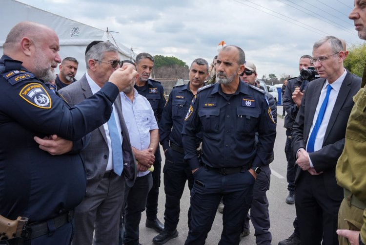 השר לשירותי בסיור בתחנה לריכוז חללים (צילום: דוברות משטרת ישראל) ''עבודת קודש'': השר לשירותי סייר בתחנה לריכוז חללים