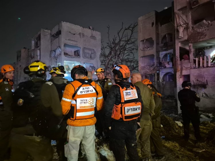 אחרי לילה קשה בערד: עשרות פצועים מפגיעת הטיל עדיין בבתי החולים זירת הפגיעה בערד (צילום: איחוד הצלה)