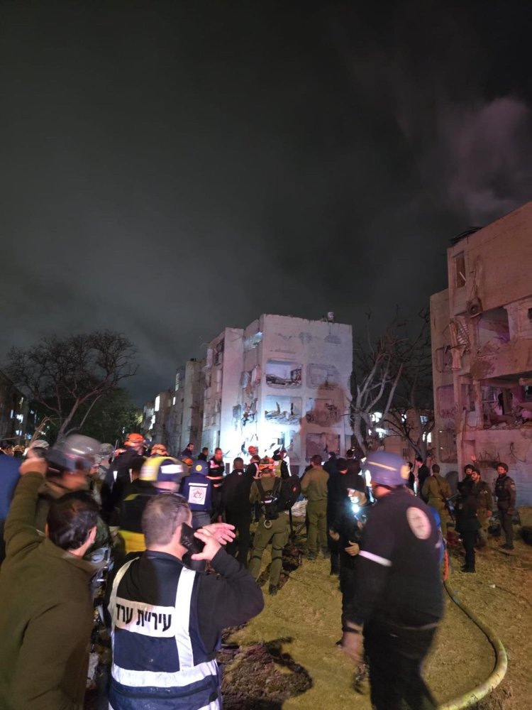 אחרי לילה קשה בערד: עשרות פצועים מפגיעת הטיל עדיין בבתי החולים זירת הפגיעה בערד (צילום: מד"א)