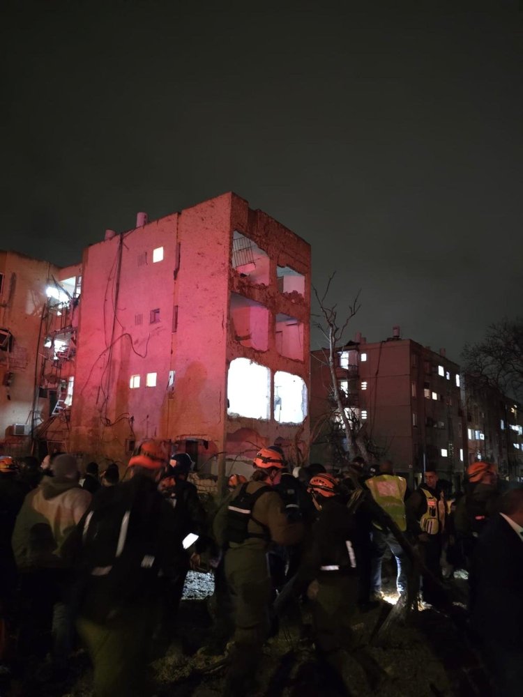 אחרי לילה קשה בערד: עשרות פצועים מפגיעת הטיל עדיין בבתי החולים זירת הפגיעה בערד (צילום: מד"א)