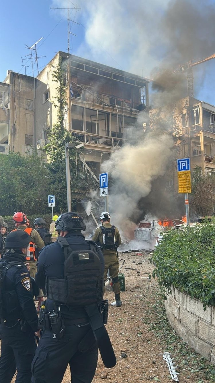 זירת הפגיעה בתל אביב (צילום: דוברות המשטרה)