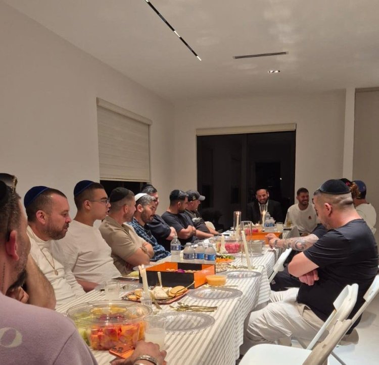 הרב דוד פריוף בסדרת שיעורים ותפילות למאות צעירים בצל המלחמה בארץ הרב דוד פריוף בסדרת שיעורים ותפילות למאות צעירים בצל המלחמה בארץ