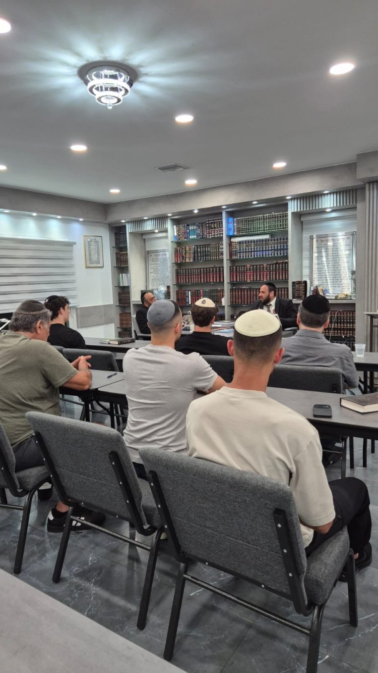 הרב דוד פריוף בסדרת שיעורים ותפילות למאות צעירים בצל המלחמה בארץ הרב דוד פריוף בסדרת שיעורים ותפילות למאות צעירים בצל המלחמה בארץ