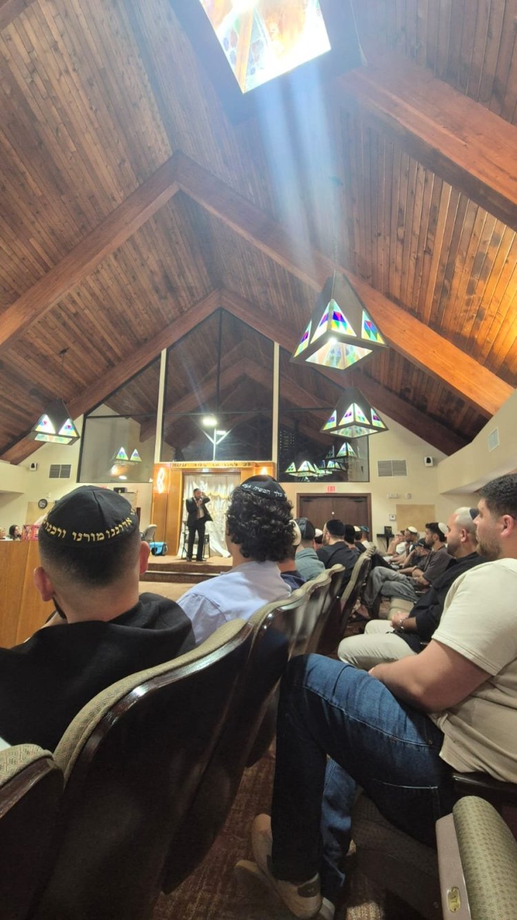 הרב דוד פריוף בסדרת שיעורים ותפילות למאות צעירים בצל המלחמה בארץ הרב דוד פריוף בסדרת שיעורים ותפילות למאות צעירים בצל המלחמה בארץ