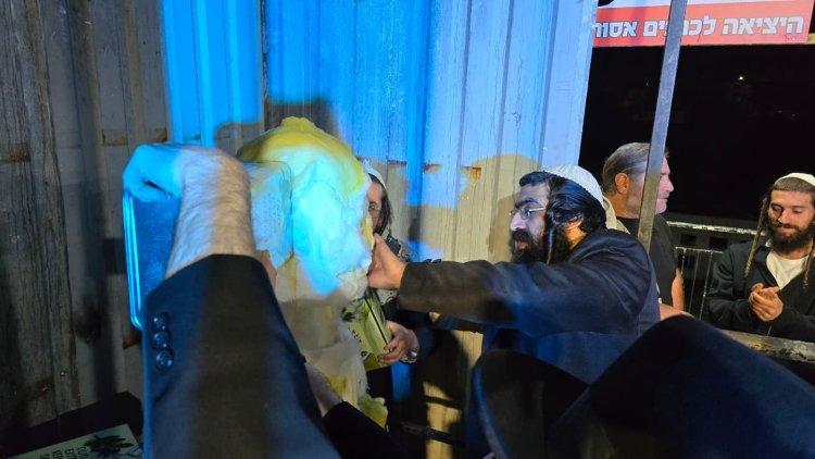 אומן: שמחה פורצת גבולות בהדלקת ל''ג בעומר בחצר ציון רבי נחמן מברסלב