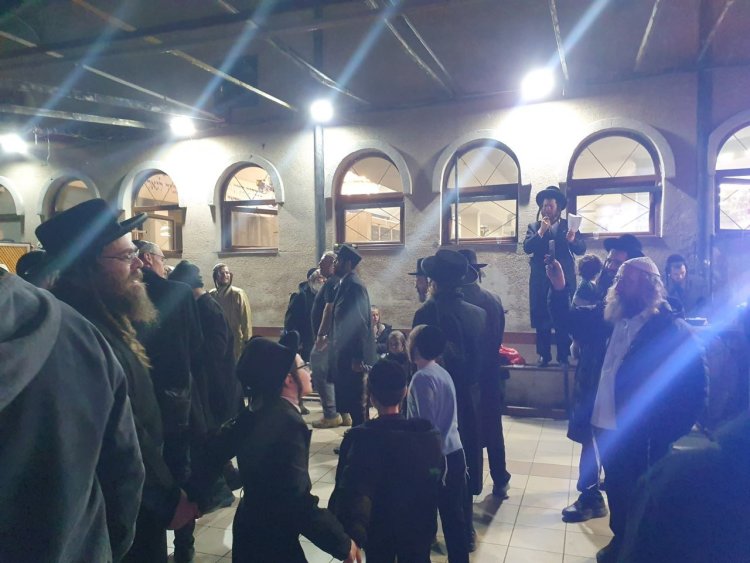 ההדלקה בציון רבי נחמן מברסלב (באדיבות המצלם)