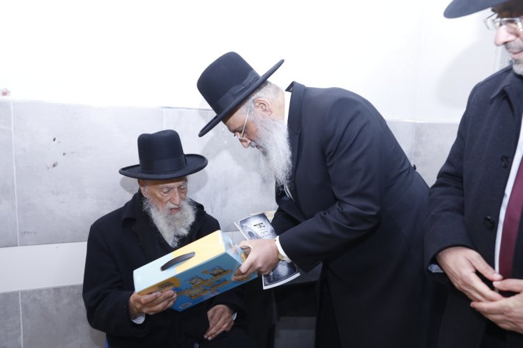 מעמד ההדלקה המרכזי בביתר | צילום: שייקה אור