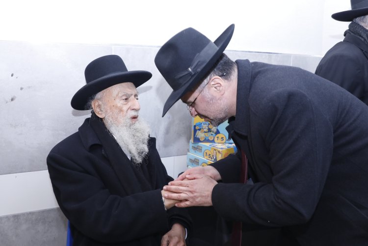 מעמד ההדלקה המרכזי בביתר | צילום: שייקה אור