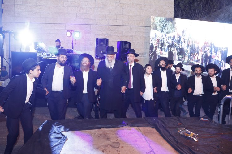 מעמד ההדלקה המרכזי בביתר | צילום: שייקה אור