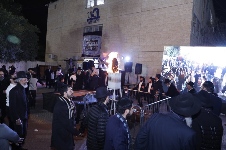 מעמד ההדלקה המרכזי בביתר | צילום: שייקה אור