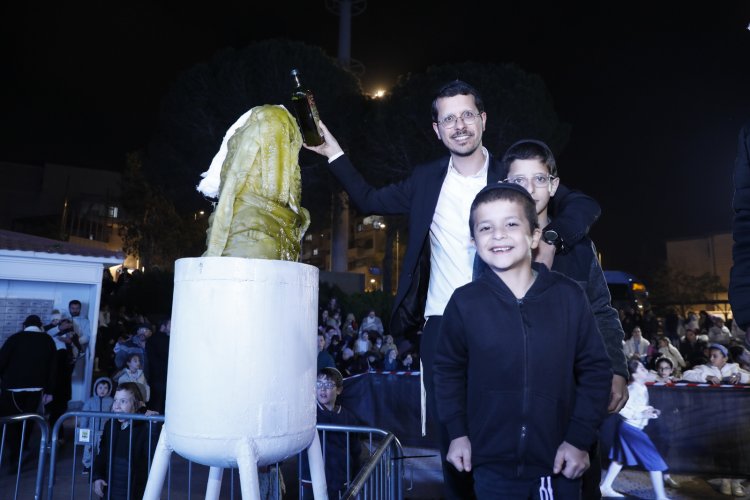 מעמד ההדלקה המרכזי בביתר | צילום: שייקה אור