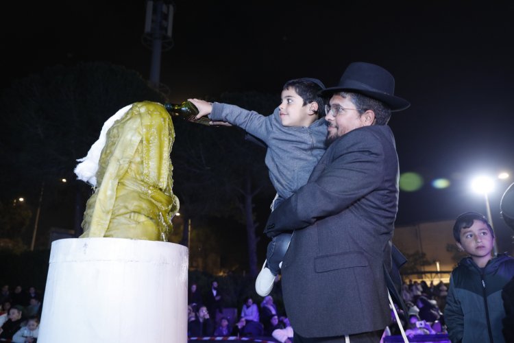 מעמד ההדלקה המרכזי בביתר | צילום: שייקה אור