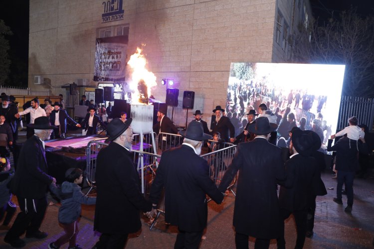 מעמד ההדלקה המרכזי בביתר | צילום: שייקה אור