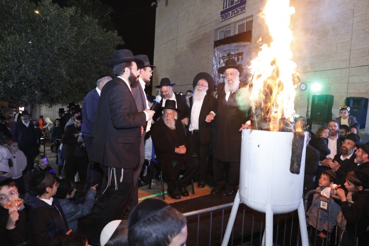 מעמד ההדלקה המרכזי בביתר | צילום: שייקה אור