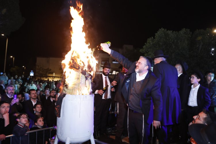 מעמד ההדלקה המרכזי בביתר | צילום: שייקה אור