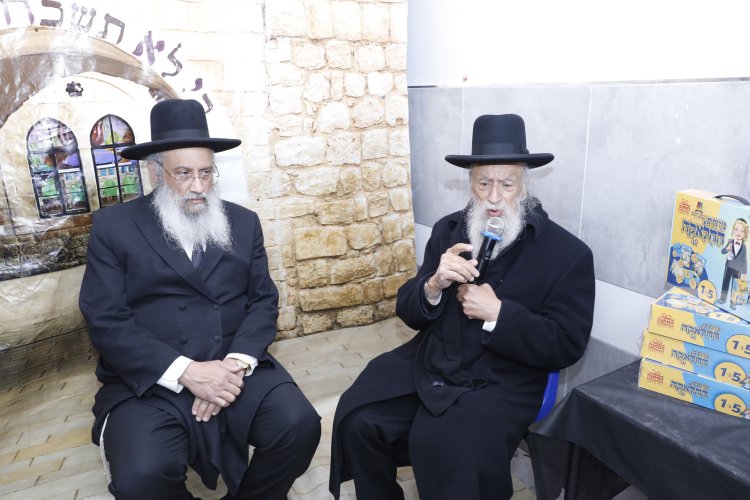 מעמד ההדלקה המרכזי בביתר | צילום: שייקה אור